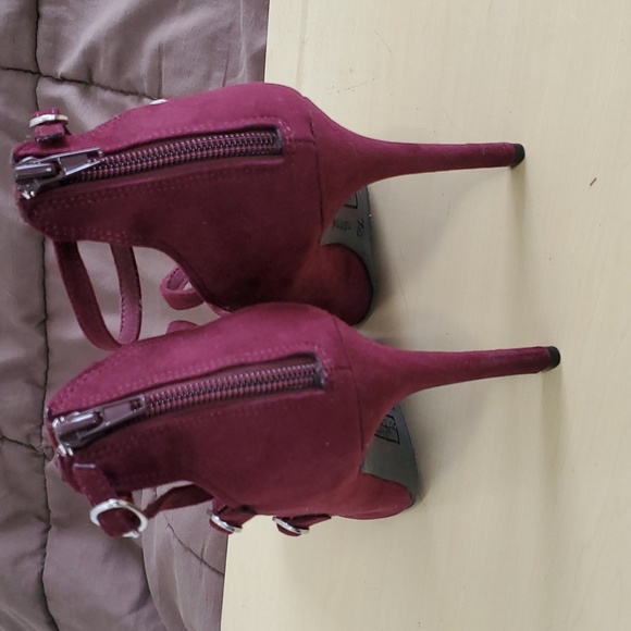 Christian Siriano Faux Suede 4" Strapy Heels, Size 7.5 - Picture 4 of 6